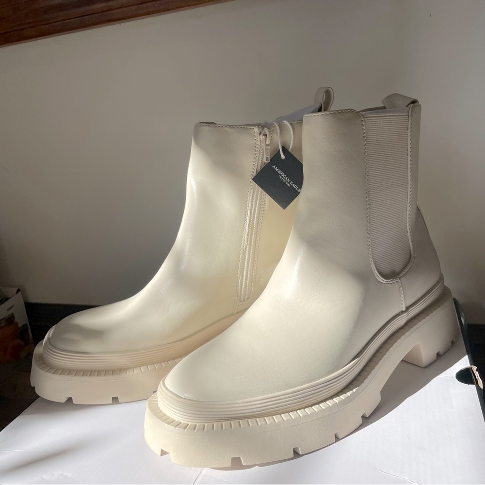 American eagle ivory cream Chelsea boots NWT and box
